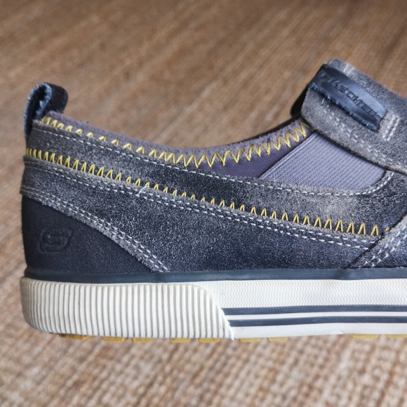 Skechers leather slip-ons - Picture 5 of 10